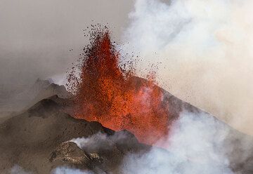 View from the south along erupting Baugur vent with lava fountains and previously active spatter cones in a row behind. (Photo: Tom Pfeiffer)