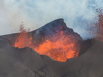 Baugur craters northern neighbor is another crater with a boiling lava lake inside. (Photo: Tom Pfeiffer)