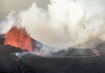 A large lava flow is fed from the main vent, exiting to the NE. (Photo: Tom Pfeiffer)