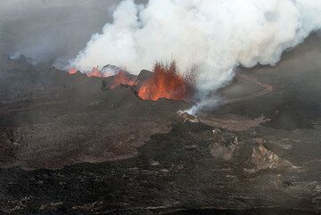 Lavafontänen aus den Hauptschloten, der Lavastrom und die Dampfwolke. (Photo: Tom Pfeiffer)