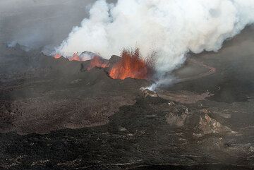 Lava fountains from the main vents, the lava flow and steam plume. (Photo: Tom Pfeiffer)