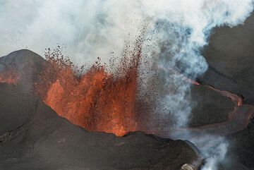 Lava fountains and lava flow. (Photo: Tom Pfeiffer)