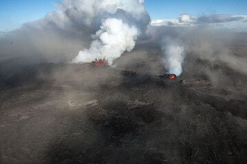 Approaching the Holuhraun fissure from the south. Two vent clusters are still active. Dust over the pain is from a sandstorm's strong winds. (Photo: Tom Pfeiffer)