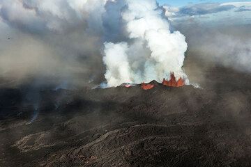 View of the central part of the fissure from the SW. (Holuhraun eruption of Bardarbunga volcano on Iceland in Sep 2014)  (Photo: Tom Pfeiffer)