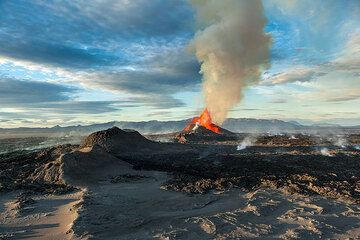View of the main lava fountain across the still hot lava field to the west. (Photo: Tom Pfeiffer)