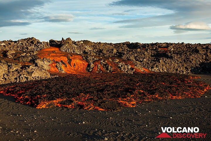 Lava breakout from a secondary lava channel on the western side. (Photo: Tom Pfeiffer)