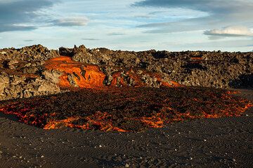 Lava breakout from a secondary lava channel on the western side. (Photo: Tom Pfeiffer)
