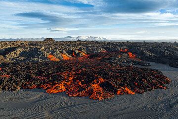 'A'a flujo de lava se extiende como un panqueque sobre la superficie arenosa. (Photo: Tom Pfeiffer)