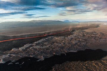 Looking north over the lava flow stretching far to the NE. (Photo: Tom Pfeiffer)
