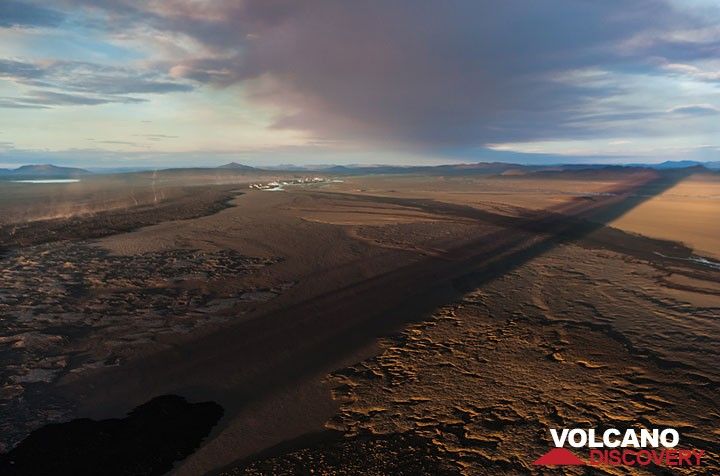 The eruption plume and the shadow of the steam column stretch over the vast plain. (Photo: Tom Pfeiffer)