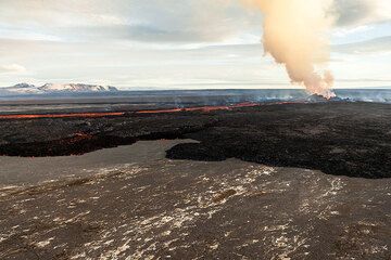 View onto the central section with a lava breakout at the side. (Photo: Tom Pfeiffer)