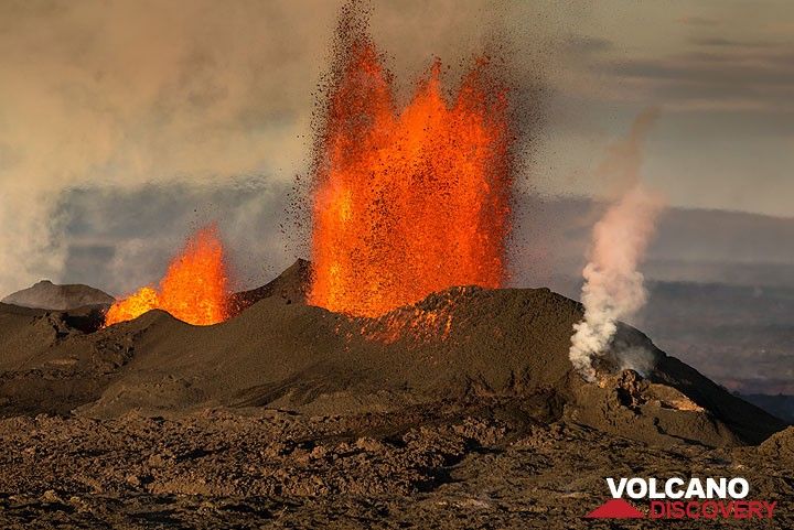 The lava fountains from the main vent seen from the SW. (Photo: Tom Pfeiffer)