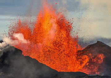 Nahaufnahme der Lavafontäne, ein anhaltender Strahl flüssiger heißer Lava, der aus dem Hauptschlot in eine Höhe von 100–200 Metern geschleudert wird. (Photo: Tom Pfeiffer)