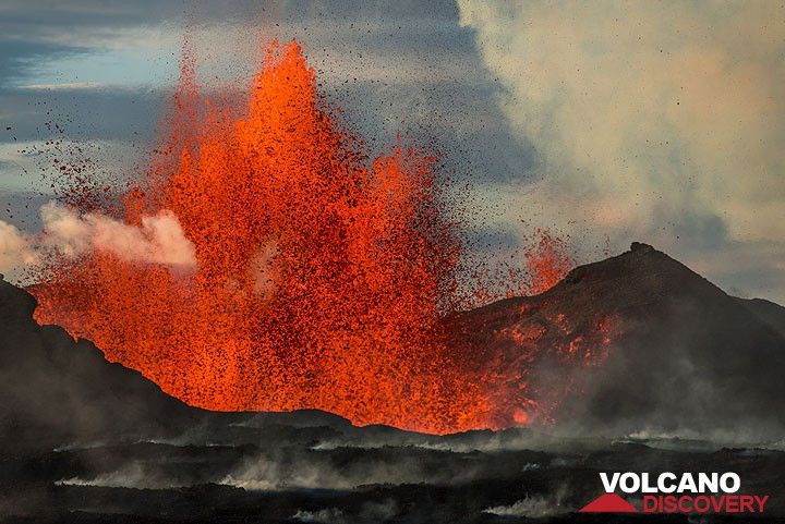 The perfect wind conditions allowed the helicopter to fly very low, giving us a view onto the lava fountains from the same height as the vent. (Photo: Tom Pfeiffer)