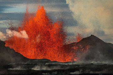 The perfect wind conditions allowed the helicopter to fly very low, giving us a view onto the lava fountains from the same height as the vent. (Photo: Tom Pfeiffer)