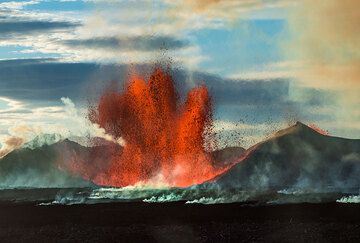 Sometimes the lava fountain consists of several jets in multiple directions at once. (Photo: Tom Pfeiffer)