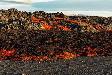 View from (almost) ground onto an active breakout of 'a'a lava. (Photo: Tom Pfeiffer)