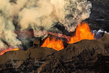 Lava fountains and lava flow (Photo: Tom Pfeiffer)