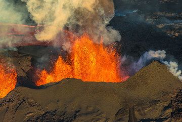 The lava fountain from above. (Photo: Tom Pfeiffer)