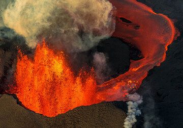 The main vent feeding a true river of lava. (Photo: Tom Pfeiffer)