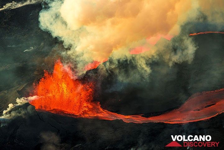 Lava fountains at Baugur and the lava flow start. (Photo: Tom Pfeiffer)