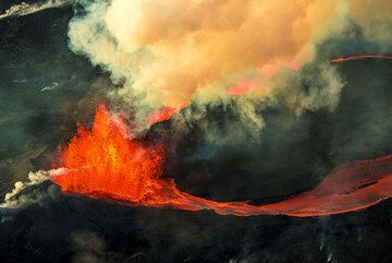 Lava fountains at Baugur and the lava flow start. (Photo: Tom Pfeiffer)