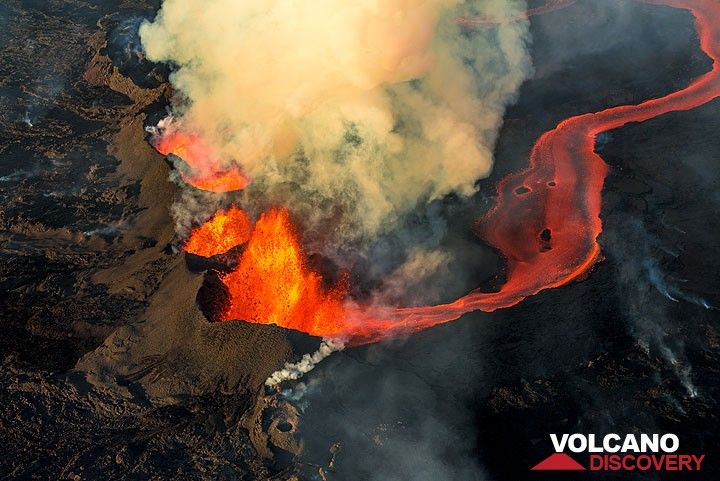 Lava fountains release gas from the rising magma; the degassed lava flows away as a flow carrying approx. 100-200 cu meters a second. (Photo: Tom Pfeiffer)