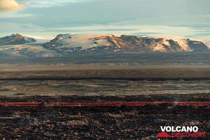 Central section of the lava flow with parts of Kverkfjöll volcano and Vatnajökull glacier in background. (Photo: Tom Pfeiffer)