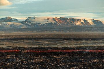 Central section of the lava flow with parts of Kverkfjöll volcano and Vatnajökull glacier in background. (Photo: Tom Pfeiffer)