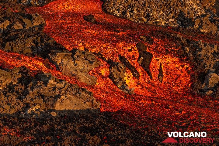 Close-up of a secondary channel reaching the edge of the lava flow field. (Photo: Tom Pfeiffer)