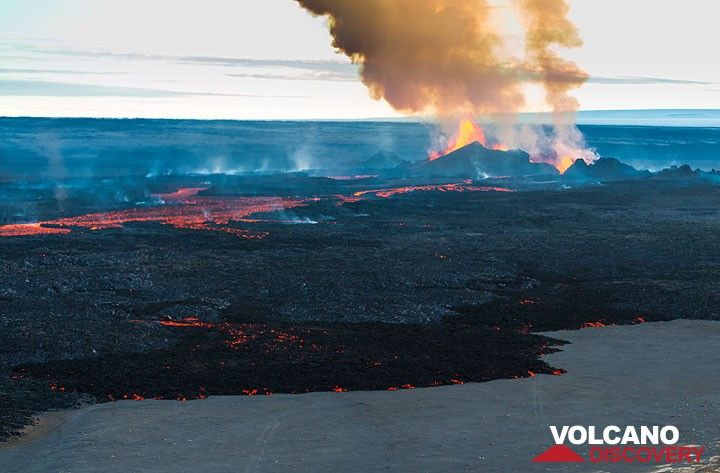 The lava flow produces lateral secondary flows that enlarge the young lava flow field over Holuhraun plain. (Photo: Tom Pfeiffer)