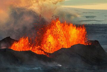 Intense heat blurs the air above the lava fountains. Vatnajökull glacier in the background. (Photo: Tom Pfeiffer)