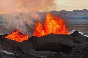Last view onto the lava fountain from the western side. (Photo: Tom Pfeiffer)