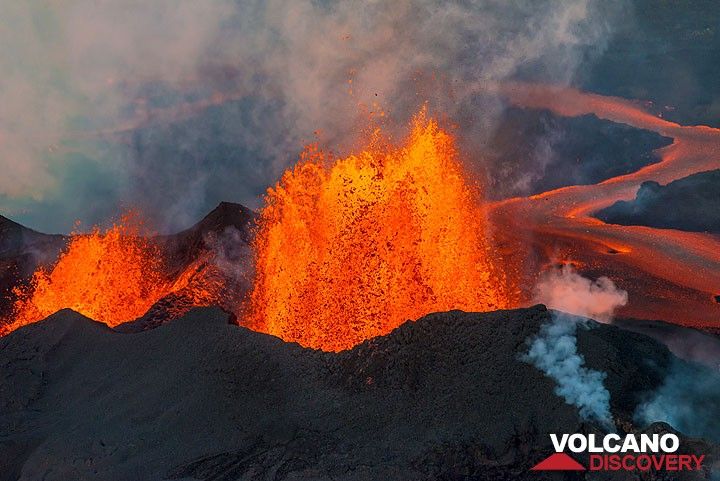 Lava fountain and lava flow behind on the eastern side. (Photo: Tom Pfeiffer)