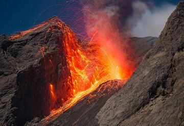 Une éruption plus forte envoie de nombreuses bombes contre et au-dessus de la paroi verticale orientale du cratère. (Photo: Tom Pfeiffer)