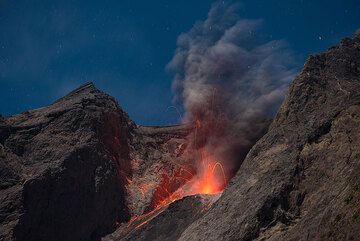 Petite explosion strombolienne au clair de lune. (Photo: Tom Pfeiffer)