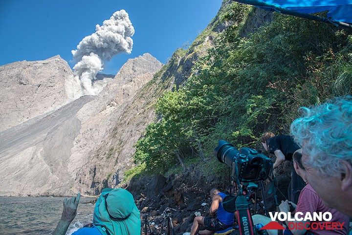 Observing the volcano erupt. (Photo: Tom Pfeiffer)
