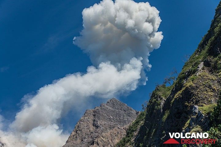 Rising ash plume drifting over the western crater wall. (Photo: Tom Pfeiffer)