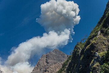 Rising ash plume drifting over the western crater wall. (Photo: Tom Pfeiffer)