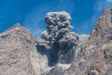 Powerful eruption and curtains of falling scoria and bombs. (Photo: Tom Pfeiffer)
