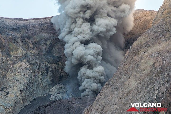 Ash fountain jetting from the vent during an eruption. (Photo: Tom Pfeiffer)
