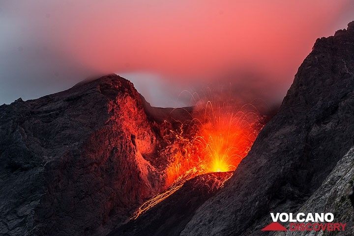 Red glow reflected in cloud hovering over the crater. (Photo: Tom Pfeiffer)