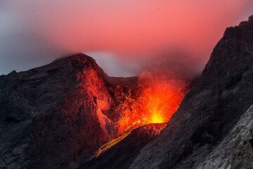 Red glow reflected in cloud hovering over the crater. (Photo: Tom Pfeiffer)