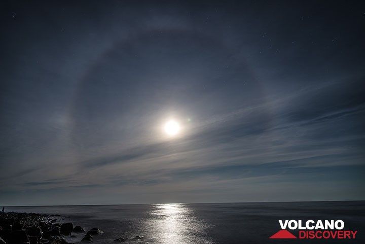 Pleine lune se levant avec un grand halo (Photo: Tom Pfeiffer)