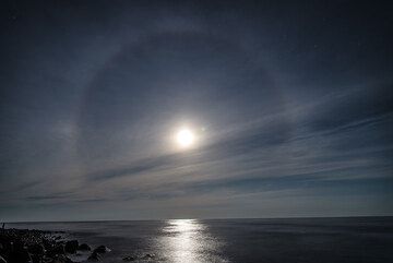 Full moon rising with large halo (Photo: Tom Pfeiffer)