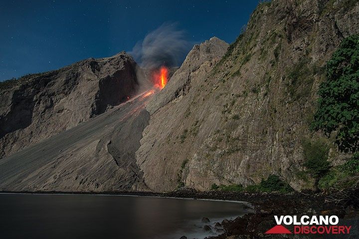 On the evening of 2 July, a strong eruption, particularly rich in ejecta occurs and causes a pyroclastic flow (next images). (Photo: Tom Pfeiffer)