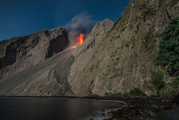 On the evening of 2 July, a strong eruption, particularly rich in ejecta occurs and causes a pyroclastic flow (next images). (Photo: Tom Pfeiffer)