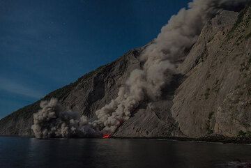 Flux pyroclastique descendant la sciare et env. 50 m au dessus de l'eau. Le flux a duré env. 30 secondes pour atteindre la mer, soit parcouru env. 30 m/s. (Photo: Tom Pfeiffer)