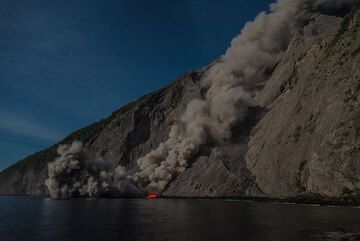 Pyroclastic flow traveling down the sciara and approx. 50 m over water. The flow took approx. 30 seconds to reach the sea, i.e. travelled at approx. 30 m/s. (Photo: Tom Pfeiffer)