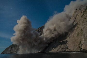 Rising ash plume from the stagnating flow front. (Photo: Tom Pfeiffer)